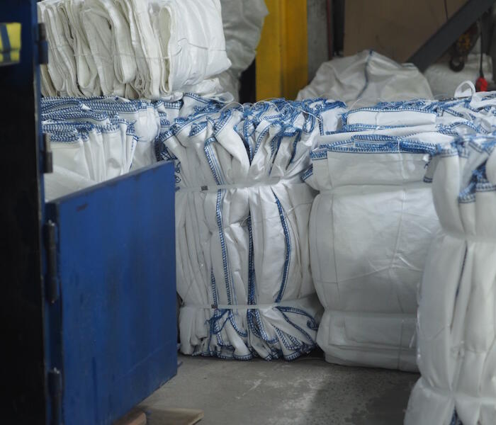 Упаковка, хранение и транспортировка жмыха в Биг-бегах.